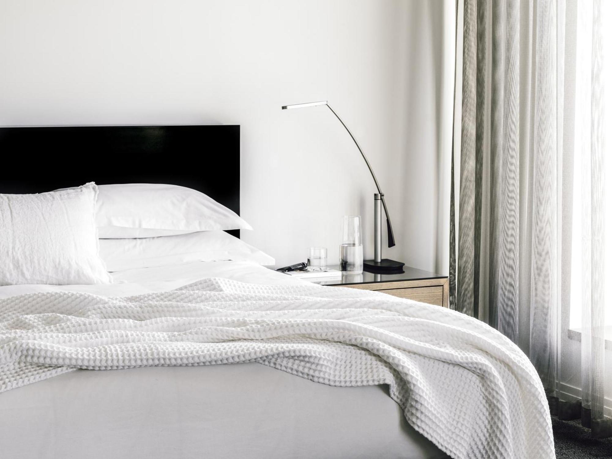 The Como Melbourne Kültér fotó A modern bedroom