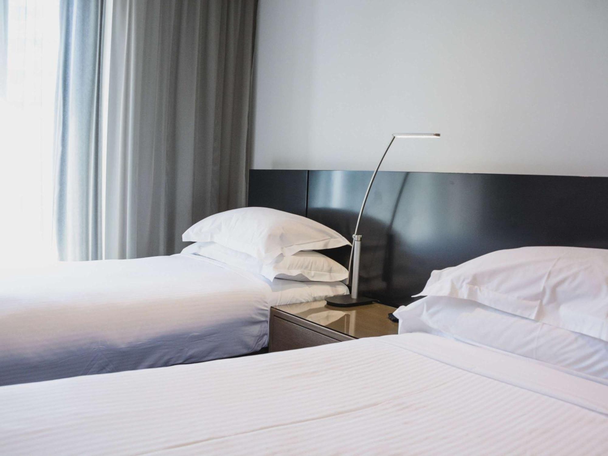 The Como Melbourne Kültér fotó A lamp on a bedside table